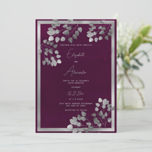 Elegante bordeaux zilveren eucalyptus blad bruilof kaart (Staand voorkant)
