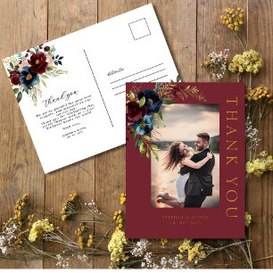 Elegante bordeauxrode bloemen en groen voor een tr briefkaart