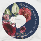 Elegante bordeauxrode bloemige trouwpersonalisatie wijnglaslabel (Voorkant)