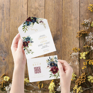 Elegante bordeauxrode bloemstukken QR RSVP bruilof All In One Uitnodiging