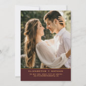 Elegante bordeauxrode en gouden bloem- en vogelmot save the date (Achterkant)