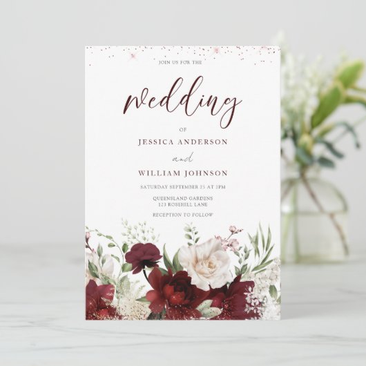 Elegante bordeauxrode en witte bloemige trouwkaart kaart (Staand voorkant)