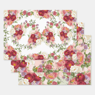 Elegante bordeauxrode en zachtroze bloemen bruilof inpakpapier vel
