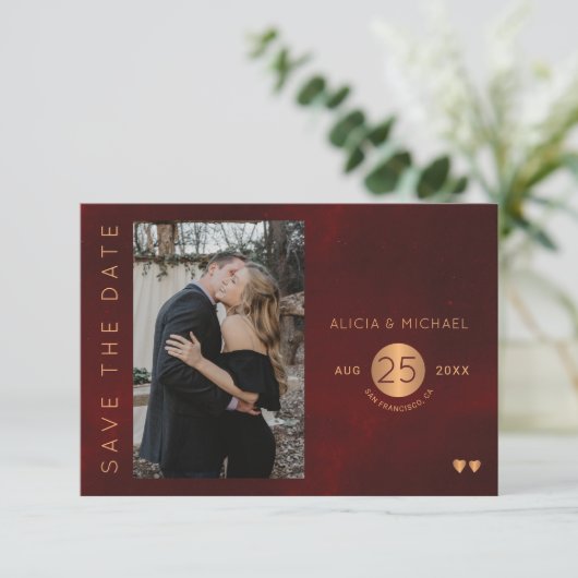 Elegante bordeauxrode gouden trouwfoto bewaar de d save the date (Staand voorkant)