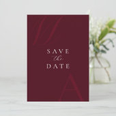 Elegante bordeauxrood monogram moderne trouw save the date (Staand voorkant)