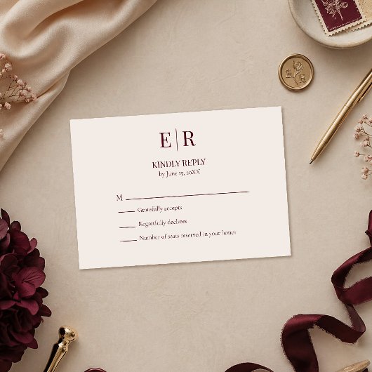 Elegante bordeauxrood monogram trouw-RSVP kaart