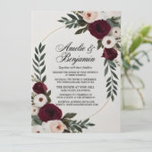 Elegante bordeauxroze en roze bloemen bruiloftsinv (Staand voorkant)