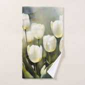 Elegante bos witte tulpen in een serene tuin bad handdoek (Handdoek)
