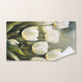 Elegante bos witte tulpen in een serene tuin bad handdoek (Handdoek)