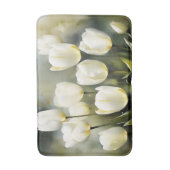 Elegante bos witte tulpen in een serene tuin badmat (Voorkant Verticaal)