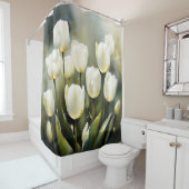 Elegante bos witte tulpen in een serene tuin douchegordijn (In situ)