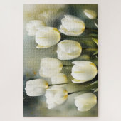 Elegante bos witte tulpen in een serene tuin legpuzzel (Verticaal)