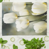 Elegante bos witte tulpen in een serene tuin theedoek (Gevouwen)