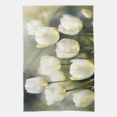 Elegante bos witte tulpen in een serene tuin theedoek (Verticaal)