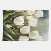 Elegante bos witte tulpen in een serene tuin theedoek (Horizontaal)