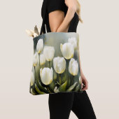 Elegante bos witte tulpen in een serene tuin tote bag (Dichtbij)