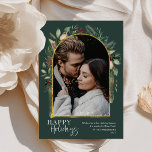 Elegante bosgroene gouden boog sneeuwoverlay foto feestdagenkaart<br><div class="desc">Dit ontwerp bevat een moderne groene boog met een delicate glinsterende gouden lijst en gouden penseelstreken, en een lichte sneeuwlaag aan de onderkant van de foto. Om geavanceerde wijzigingen aan te brengen, selecteert u 'Klik om verder aan te passen' onder het gedeelte 'Dit sjabloon personaliseren'. Hier kunt u de tekst,...</div>