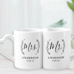 Elegante Botanische Mr en Mrs Passen getrouwd Loversmokken<br><div class="desc">Op maat ontworpen koffie / thee mok set voor de bruid en bruidegom te zijn met elegante rustieke lauwerkrans en moderne handkalligrafie met bewerkbare familienaam en trouwdatum. Deze gepersonaliseerde mokset is niet alleen een gedenkwaardig huwelijksgeschenk voor jubilea,  vrijgezellenfeest en bruiloften,  maar ook een perfect gepersonaliseerd geschenk voor de Valentijnsdag.</div>