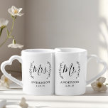 Elegante Botanische Mr en Mrs Passen getrouwd Loversmokken<br><div class="desc">Op maat ontworpen koffie / thee mok set voor de bruid en bruidegom te zijn met elegante rustieke lauwerkrans en moderne handkalligrafie met bewerkbare familienaam en trouwdatum. Deze gepersonaliseerde mokset is niet alleen een gedenkwaardig huwelijksgeschenk voor jubilea,  vrijgezellenfeest en bruiloften,  maar ook een perfect gepersonaliseerd geschenk voor de Valentijnsdag.</div>