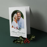 Elegante Botanische Pine Berry Kerstfoto Feestdagen Kaart<br><div class="desc">Elegante Botanische Pine Berry Holiday Photo Christmas Gevouwen Kaart met uw favoriete foto in onze moderne boog. Zacht modern groen van pijnbomen en bessen past perfect bij deze elegante botanische vakantiepas. Neem contact met ons op via cedarandstring@gmail.com als u hulp nodig heeft bij het ontwerp of bijpassende producten.</div>
