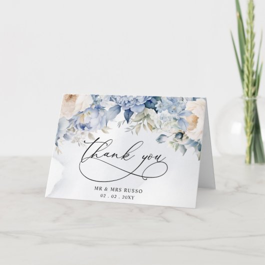 Elegante Botanische Stoffige Blauwe Bloemenbruilof Bedankkaart (Voorkant)