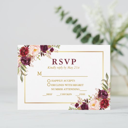 Elegante Bourgogne Bloemen Gouden Trouwmaaltijd RSVP Kaartje (Staand voorkant)