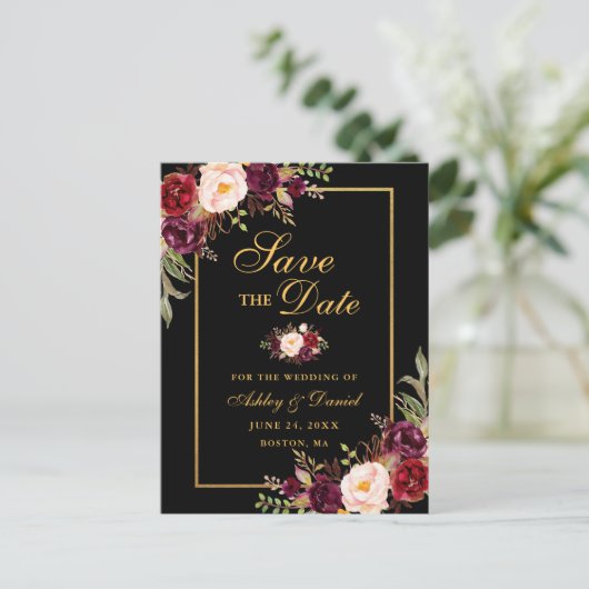 Elegante Bourgogne Bloemen Save the Date Zwart Gou Aankondigingskaart (Staand voorkant)
