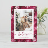 Elegante Bourgogne Foto Snowflake Feestdagenkaart (Staand voorkant)