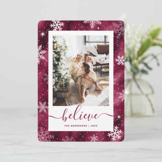Elegante Bourgogne Foto Snowflake Feestdagenkaart (Staand voorkant)