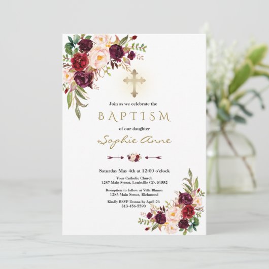 Elegante Bourgondiër Marsala Bloemenkruis Doop Kaart (Staand voorkant)