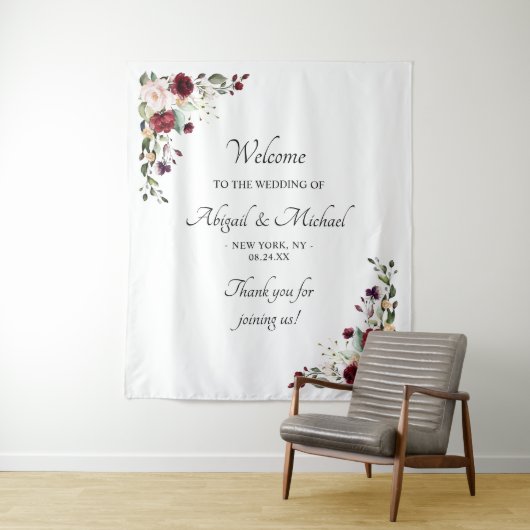 Elegante Bourgondische bloemenbruiloft welkomstbor Wandkleed (In situ)