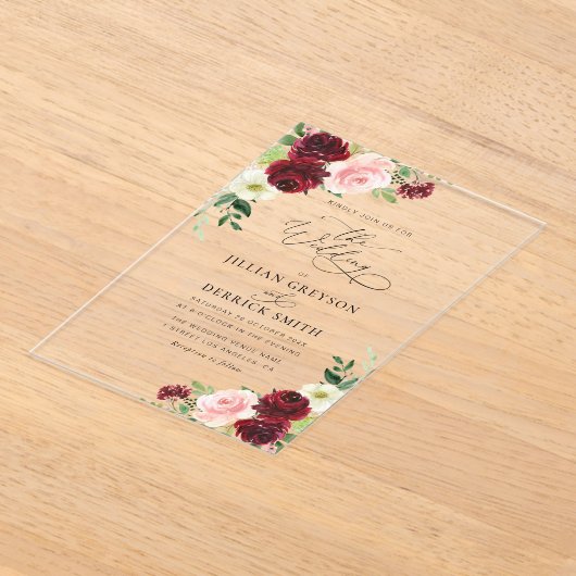 Elegante Bourgondische en blozen bloemenbruiloft Acryl Uitnodigingen (Laagn)