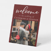 Elegante Bourgondische paar foto bruiloft welkom Reclamebord Met Voetstuk (Voorkant)