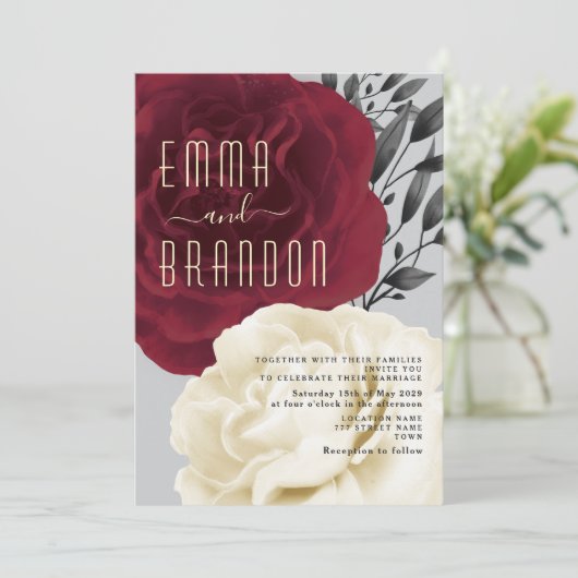 Elegante Bourgondische Roos bruiloft uitnodiging (Staand voorkant)