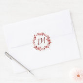 Elegante Bourgondische Roos krans Monogram bruilof Ronde Sticker (Envelop)