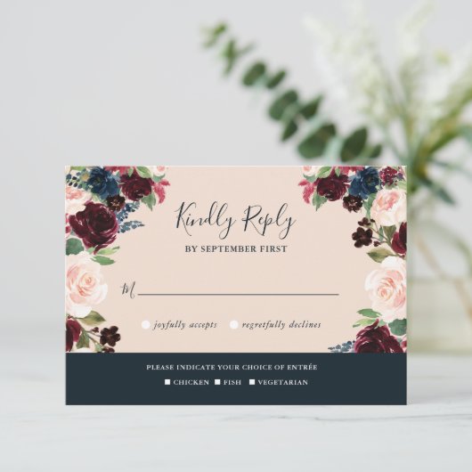 Elegante Bourgondische, roze en marine bloemenbrui RSVP Kaartje (Staand voorkant)