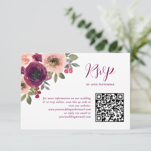 Elegante Bourgondische Waterverf Floral Qr-code RSVP Kaartje (Staand voorkant)