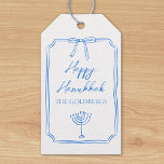 Elegante Bow Menorah Custom Name Happy Chanoeka Cadeaulabel<br><div class="desc">Vier het Lichtfestival met deze elegante, aanpasbare Chanoeka cadeau labels! Met een klassieke blauwe rand met een delicate boog en een menorah-illustratie is dit ontwerp perfect voor het toevoegen van een speciaal tintje aan uw Chanoeka-bijeenkomsten. De tekst "Happy Chanoeka" is prachtig weergegeven boven je familienaam, waardoor deze labels een perfecte...</div>