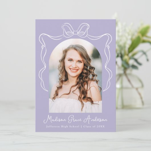 Elegante  Bow Paarse Foto Afstuderen Aankondiging (Staand voorkant)