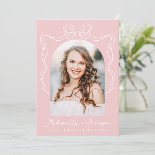 Elegante Bow Roze Foto Afstuderen Aankondiging (Staand voorkant)