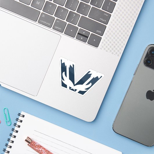 Elegante Boze vogel Vleugel Letter V monogram Sticker (Laptop met iPhone)