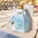 Elegante Bruid & Bruidegom gouden vliegende duiven Bedankdoosjes<br><div class="desc">Met een schilderachtige Bruid | Bruidegom, getooid met goud oprijzend , omringd door charmante , begiftigd door twee zachte duiven, straalt dit ontwerp tijdloze elegantie uit. In blauwe en gouden kleuren. De ingewikkelde details en verfijnde lay-out zorgen voor de perfecte toon voor uw speciale dag. Pas het aan met uw...</div>