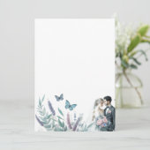 Elegante bruid en bruidegom met lavendel kaart (Staand voorkant)