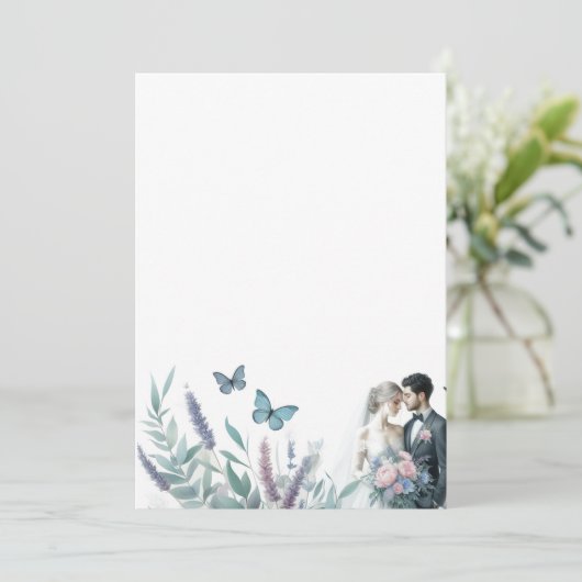 Elegante bruid en bruidegom met lavendel kaart (Staand voorkant)