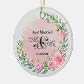 Elegante bruid en bruidegom Roze bloemen Trouwen Keramisch Ornament (Links)