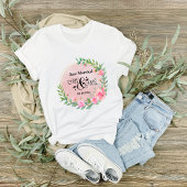 Elegante bruid en bruidegom Roze bloemen Trouwen T-shirt