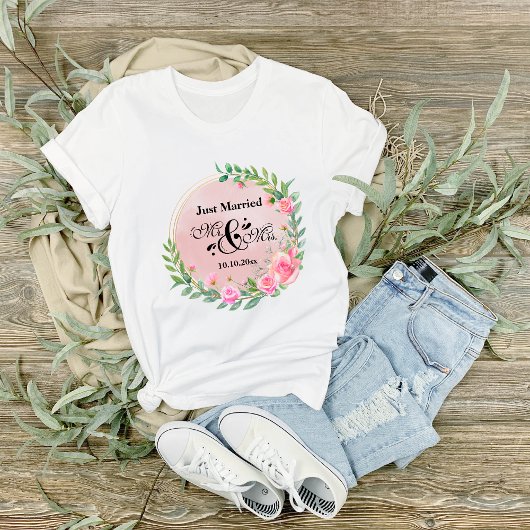 Elegante bruid en bruidegom Roze bloemen Trouwen T-shirt