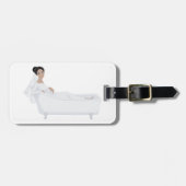 Elegante bruid ontspannen in bad bruiloft ontwerp bagagelabel (Voorkant horizontaal)