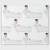 Elegante bruid ontspannen in bad bruiloft ontwerp cadeaupapier (Vlak)