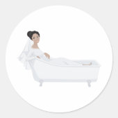 Elegante bruid ontspannen in bad bruiloft ontwerp ronde sticker (Voorkant)